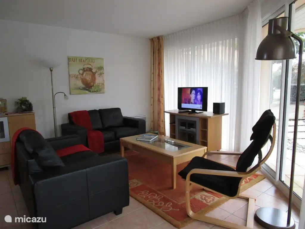 La sala de estar. 
¡El televisor ahora ha sido renovado y ampliado!