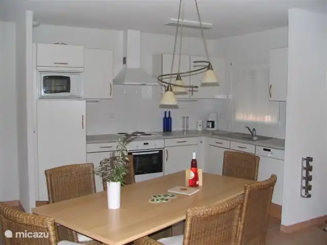 La cocina, con horno, microondas, lavavajillas (renovado), horno