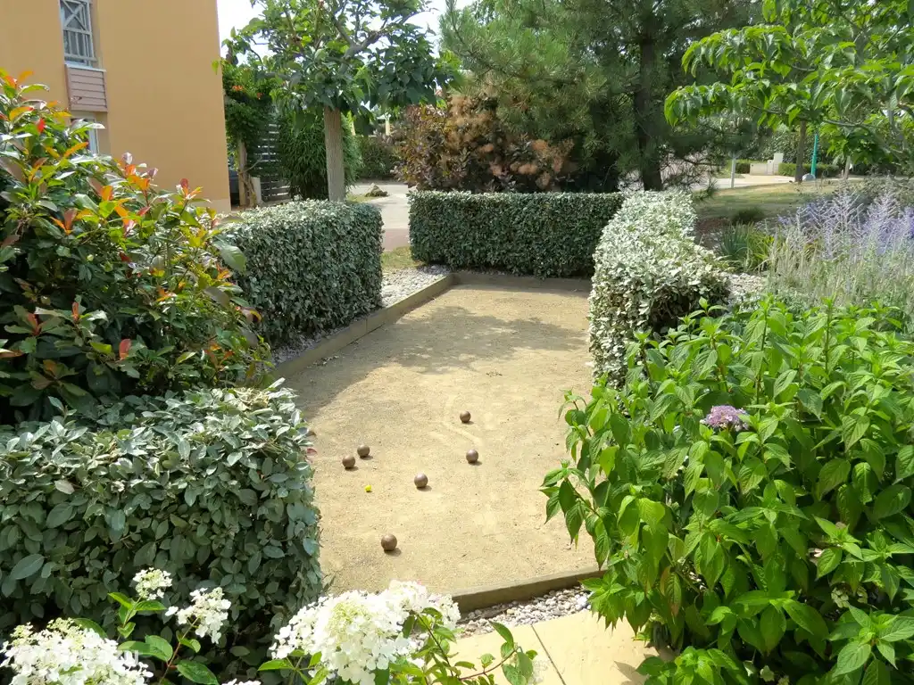 Pista de petanca junto a la casa.