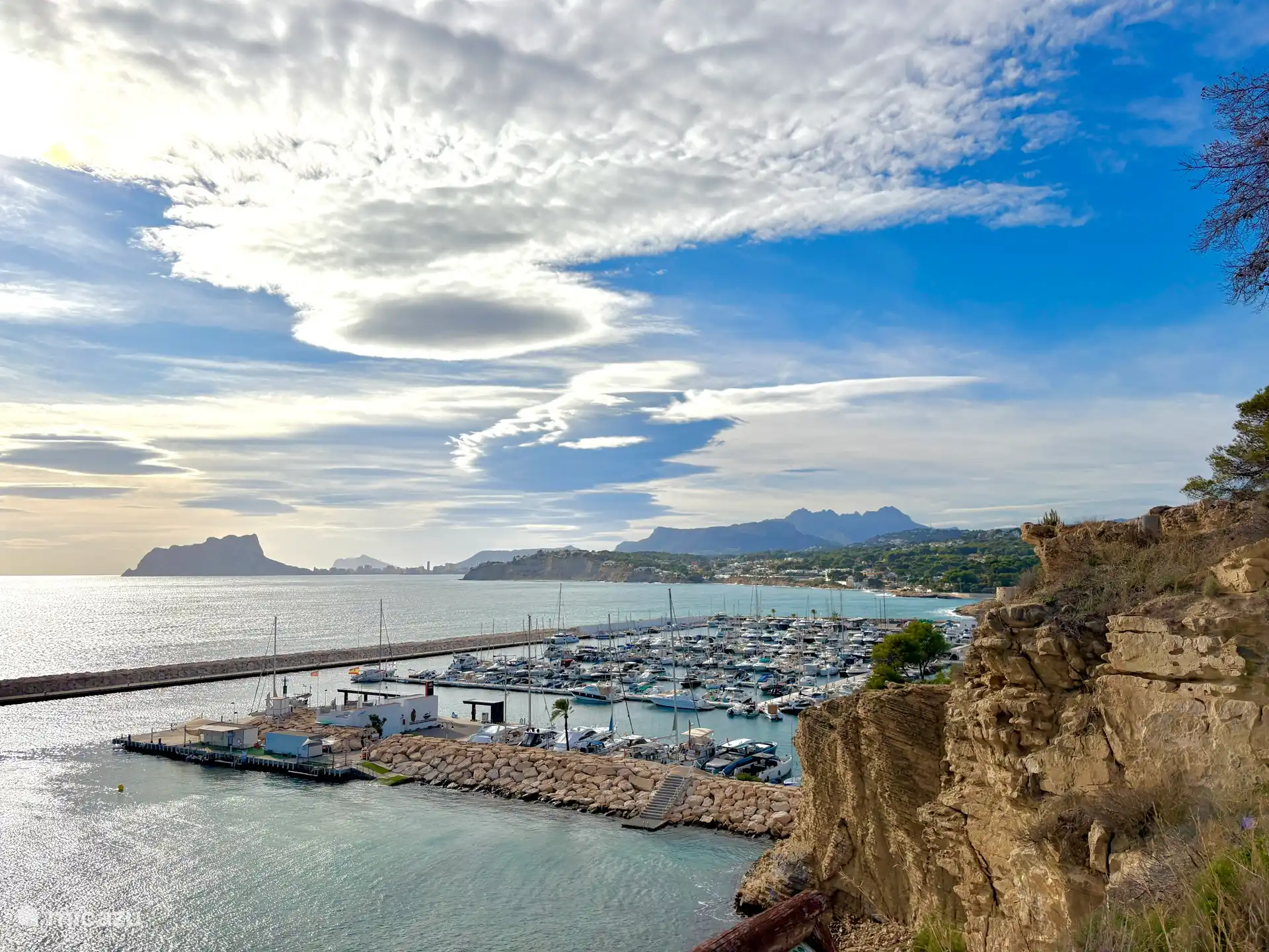 Zicht op de haven vanaf het wandelpad tussen El Portet en Moraira .