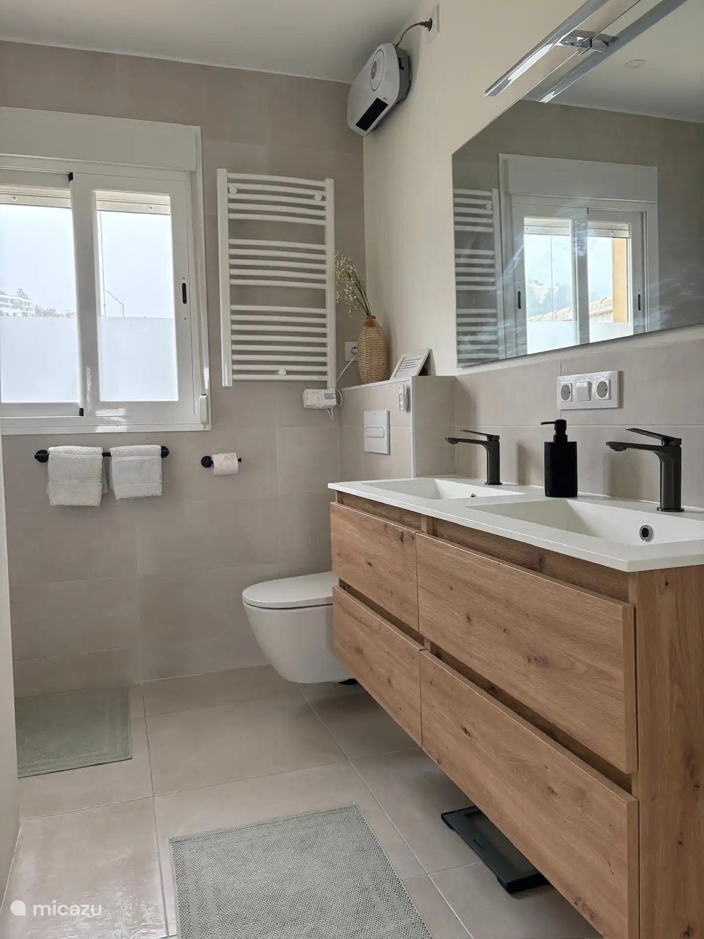 Nieuwe badkamer met inloopdouche met rainshower.
Aangrenzend aan de masterbedroom.