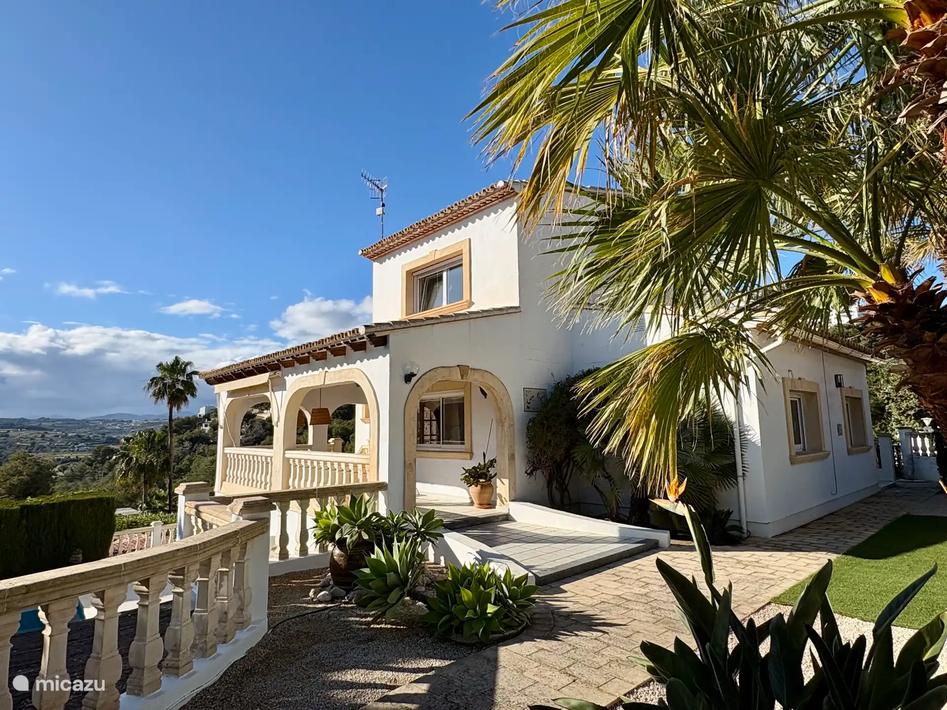 Partie à l’étage de la maison. La piscine est plus basse. 