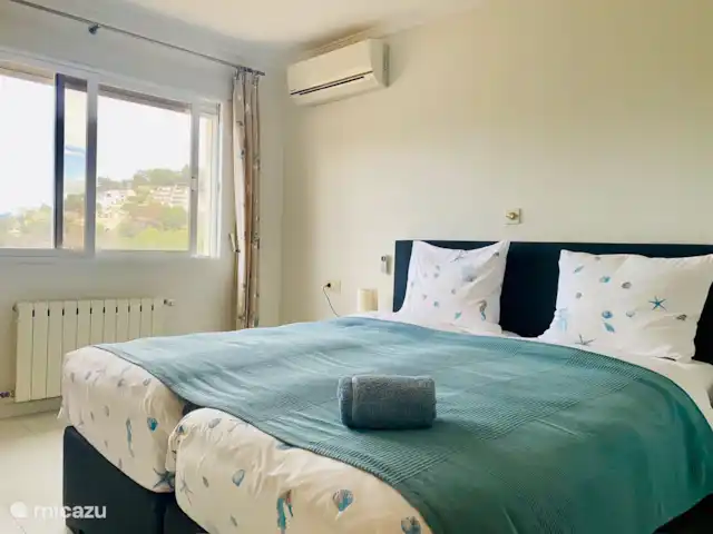 Location de Vacances Espagne, Costa Blanca, Moraira, villa - Casa Lucia Chambre à coucher sur la mezzanine avec climatisation et ventilateur. Salle de bain attenante avec toilettes.