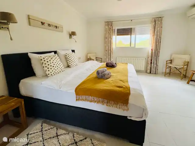 Location de Vacances Espagne, Costa Blanca, Moraira, villa - Casa Lucia Chambre principale avec climatisation et ventilateur et placard spacieux. Adjacent à la salle de bain.