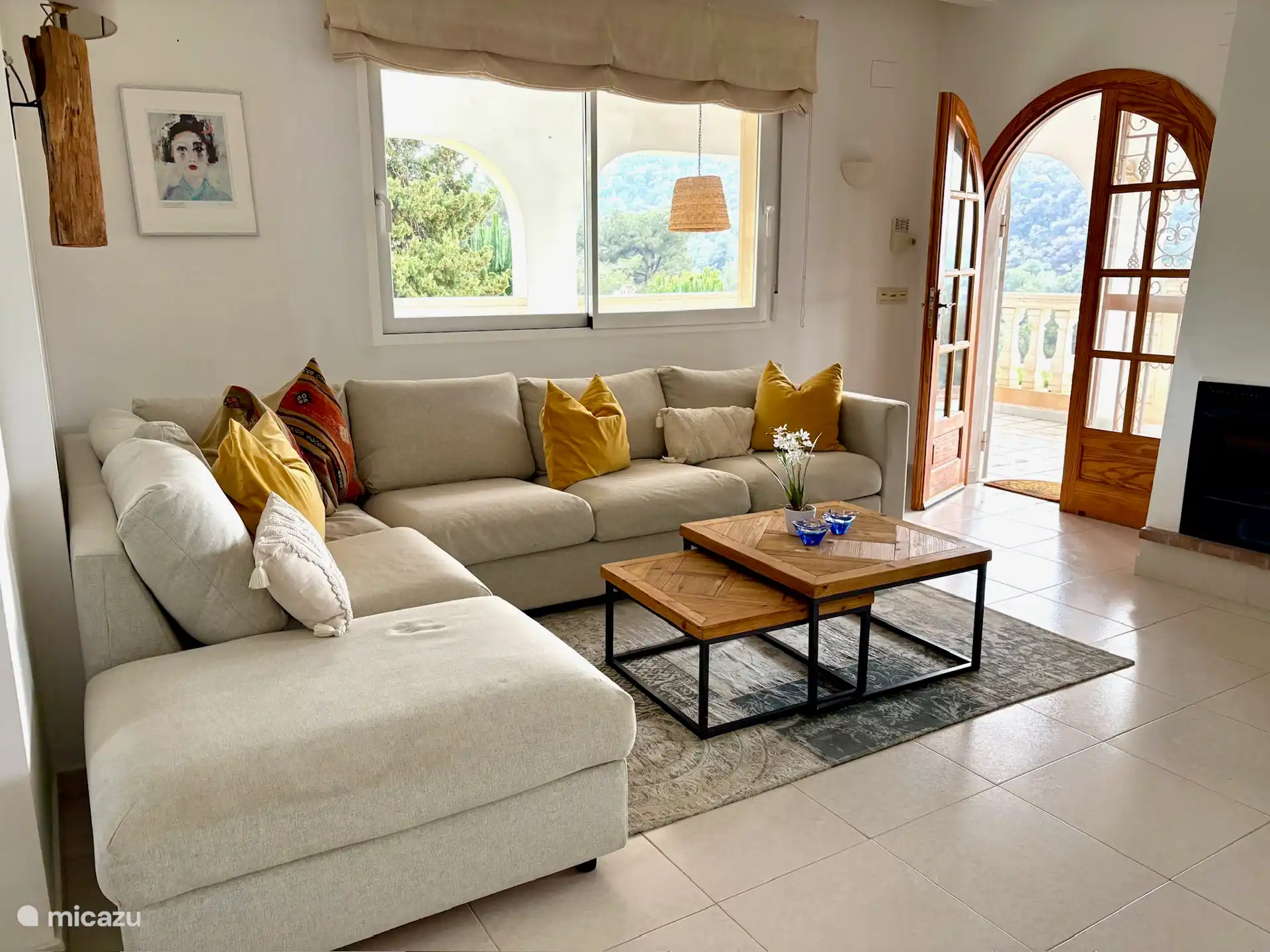 Zona de estar en la parte baja del salón junto a la veranda.