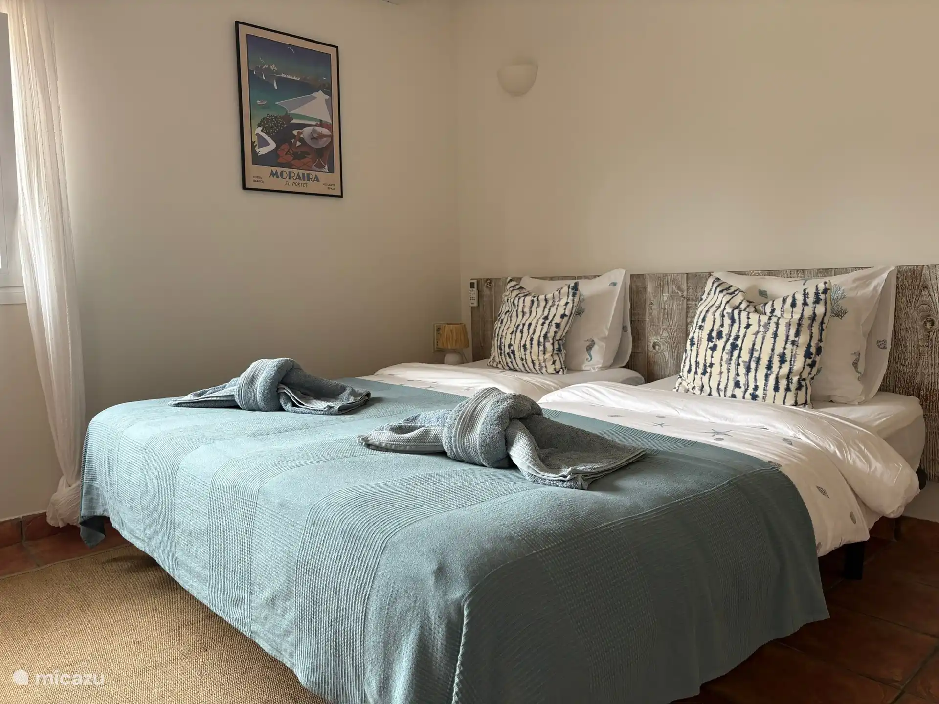 Slaapkamer op zwembadniveau met airconditioning en voldoende kastruimte.