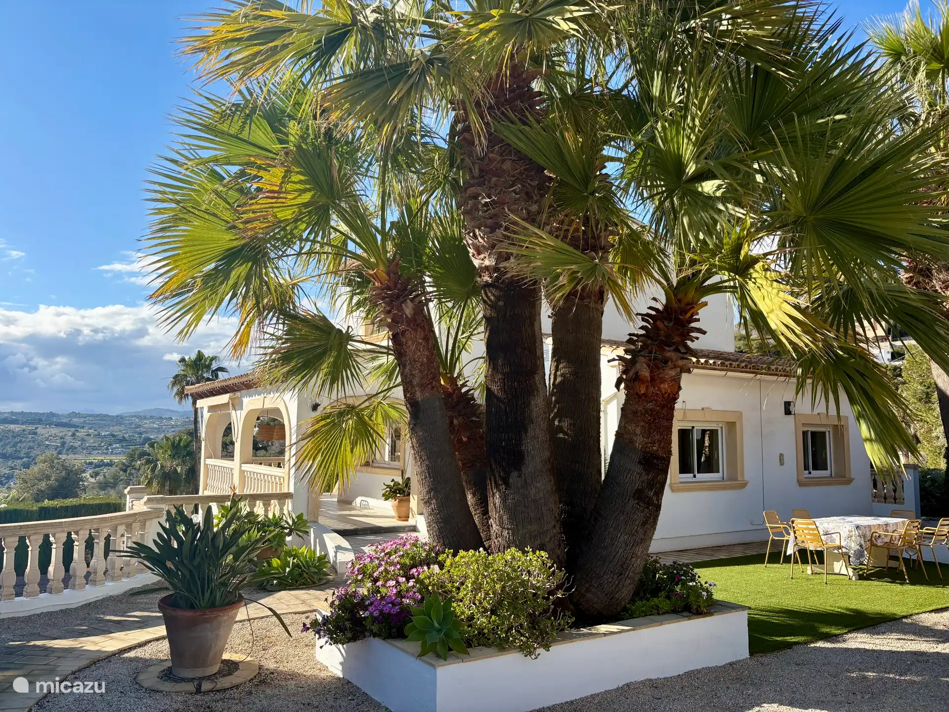 Vue depuis le jardin au-dessus.