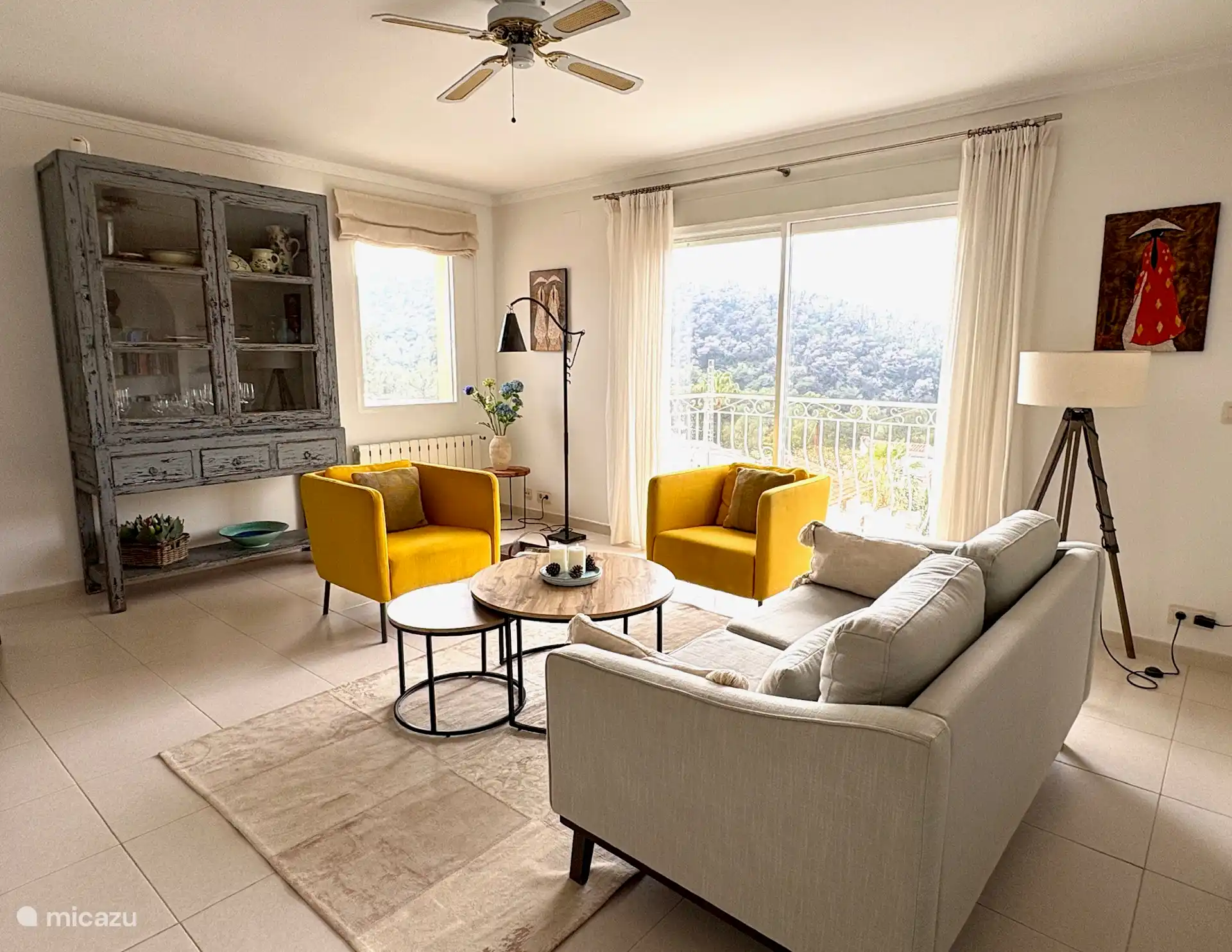 Salón de la parte superior con televisión y chromecast. Balcón con vistas a los viñedos y montañas con atardeceres impresionantes.