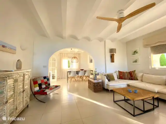 Location de Vacances Espagne, Costa Blanca, Moraira, villa - Casa Lucia Vue d'ensemble du salon, qui se compose de deux étages. En dessous de la cheminée et en partie haute une TV écran plat.