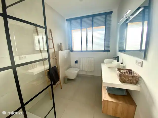 Location de Vacances Espagne, Costa Blanca, Moraira, villa - Casa Lucia Nouvelle salle de bain en mezzanine avec douche à l'italienne.