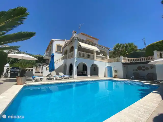 Location de Vacances Espagne, Costa Blanca, Moraira, villa - Casa Lucia Belle villa ensoleillée avec vérandas. La maison confortable dispose de 4 chambres et 3 salles de bains.