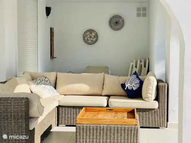 Location de Vacances Espagne, Costa Blanca, Moraira, villa - Casa Lucia Se prélasser au bord de la piscine. Un bel endroit ombragé avec vue sur les montagnes.