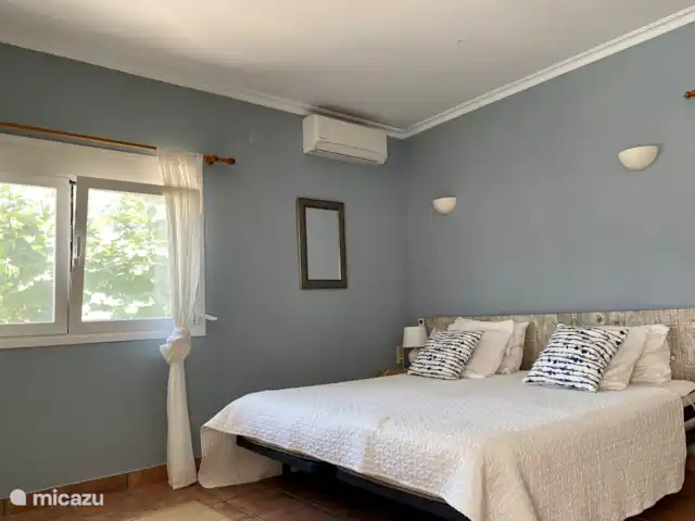Location de Vacances Espagne, Costa Blanca, Moraira, villa - Casa Lucia Chambre au niveau de la piscine. Climatisation . Vue sur les vignes.