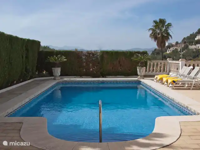 Location de Vacances Espagne, Costa Blanca, Moraira, villa - Casa Lucia Une grande piscine orientée plein sud, donc du soleil toute la journée. Puits
Zones ombragées sous la véranda ou le parasol.
De bons transats et une douche extérieure sont disponibles. Confidentialité totale.