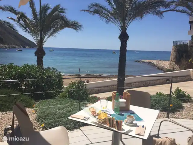 Location de Vacances Espagne, Costa Blanca, Moraira, villa - Casa Lucia La plage d'El Portet avec ses terrasses accessibles à pied (2,5 km)