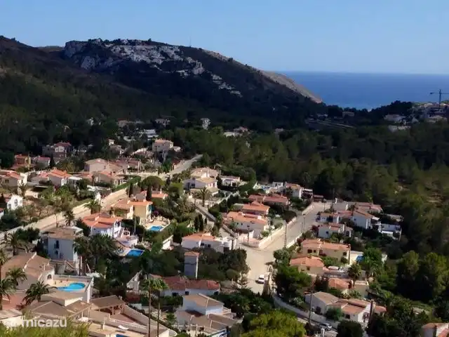 Location de Vacances Espagne, Costa Blanca, Moraira, villa - Casa Lucia Vue d'ensemble du quartier. Notre maison est au centre de la photo.