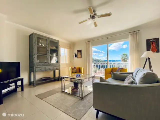 Location de Vacances Espagne, Costa Blanca, Moraira, villa - Casa Lucia Salon à l’étage avec TV. Belle vue sur la vallée et les montagnes. Balcon, bibliothèque avec livres et jeux.