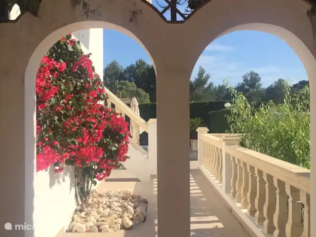 Location de Vacances Espagne, Costa Blanca, Moraira, villa - Casa Lucia Vue depuis l’abri d’auto.