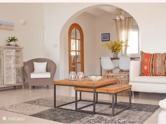 Location de Vacances Espagne, Costa Blanca, Moraira, villa - Casa Lucia Coin salon avec la table à manger en arrière-plan où 8 personnes
.