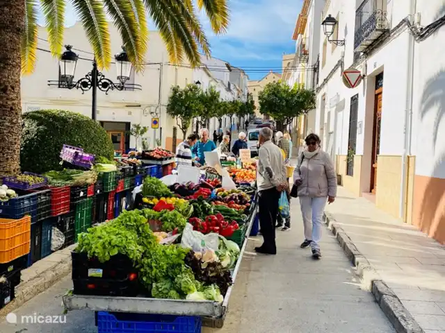 Location de Vacances Espagne, Costa Blanca, Moraira, villa - Casa Lucia Sur le marché, vous pouvez acheter de beaux légumes, des fruits et des olives de la région.
