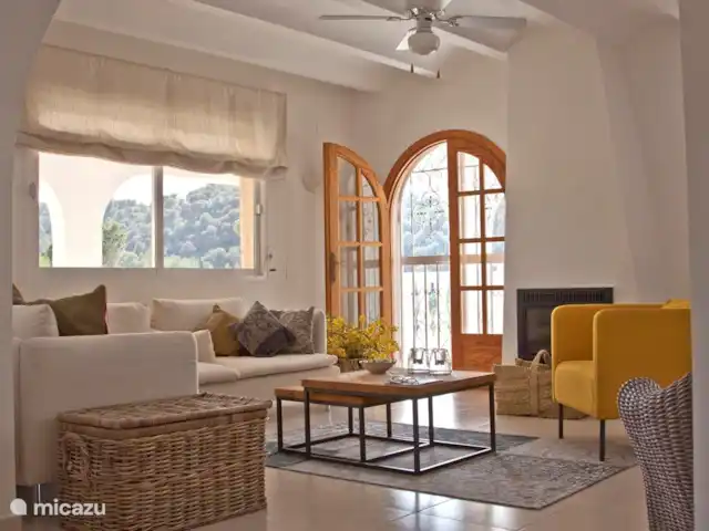 Location de Vacances Espagne, Costa Blanca, Moraira, villa - Casa Lucia Coin salon près de la cheminée.