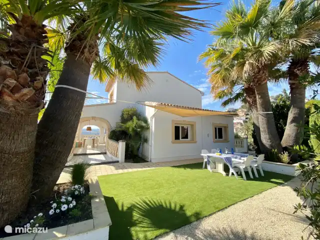 Location de Vacances Espagne, Costa Blanca, Moraira, villa - Casa Lucia Terrasse à l'avant de la maison. Aussi une magnifique aire de jeux pour les plus petits.