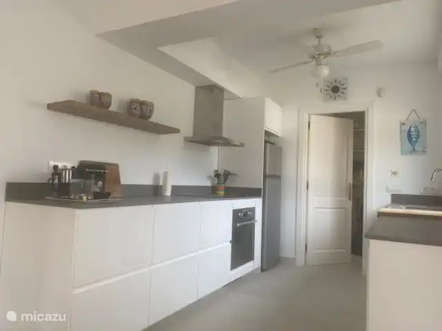 Location de Vacances Espagne, Costa Blanca, Moraira, villa - Casa Lucia Notre cuisine vient d’être rénovée. Plaque à induction et four neuf. Les murs auront une couleur.