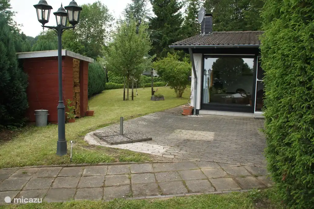 Hintere Terrasse, offenen Schuppen mit Holzschuppen und Gartenmöbel