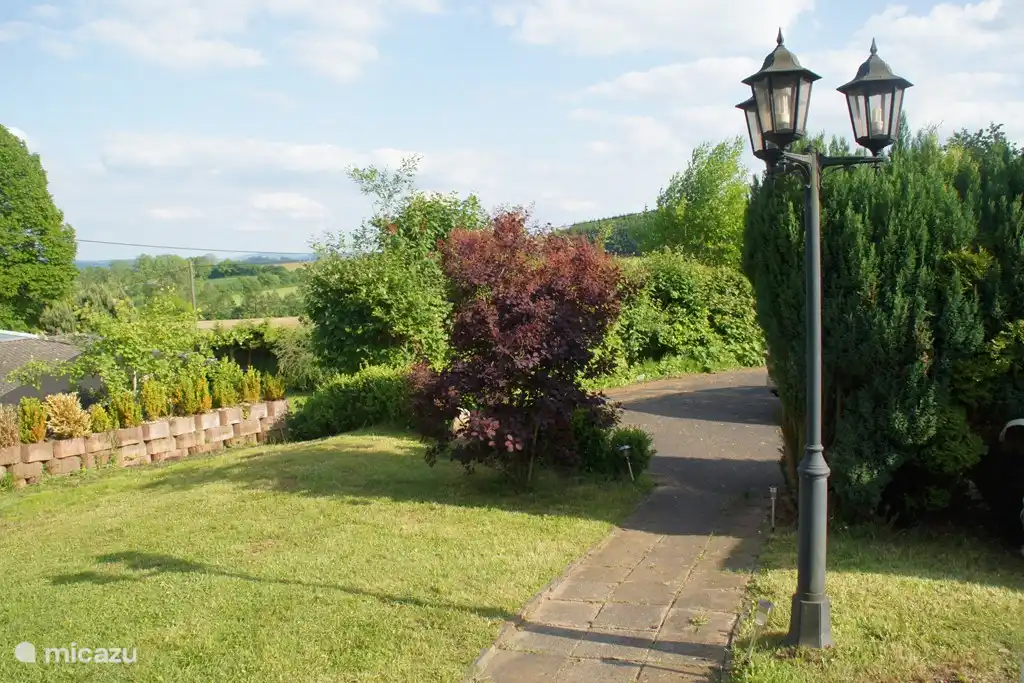 Privatweg von der Terrasse auf den Parkplatz, so Parkplatz neben dem Haus!