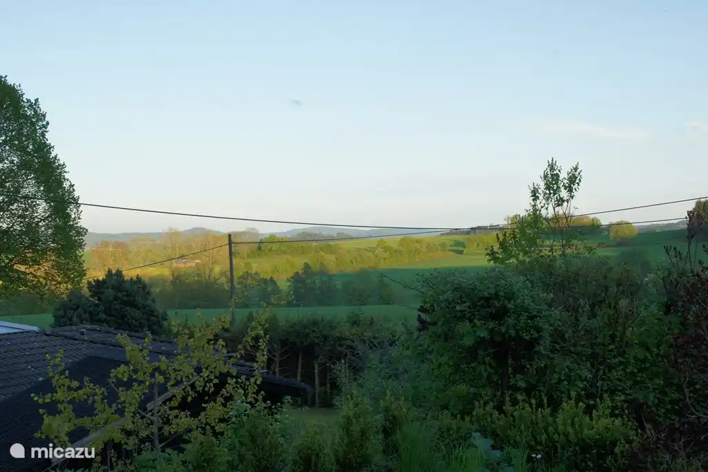 Schöner Blick vom Haus / Terrasse im Sommer.