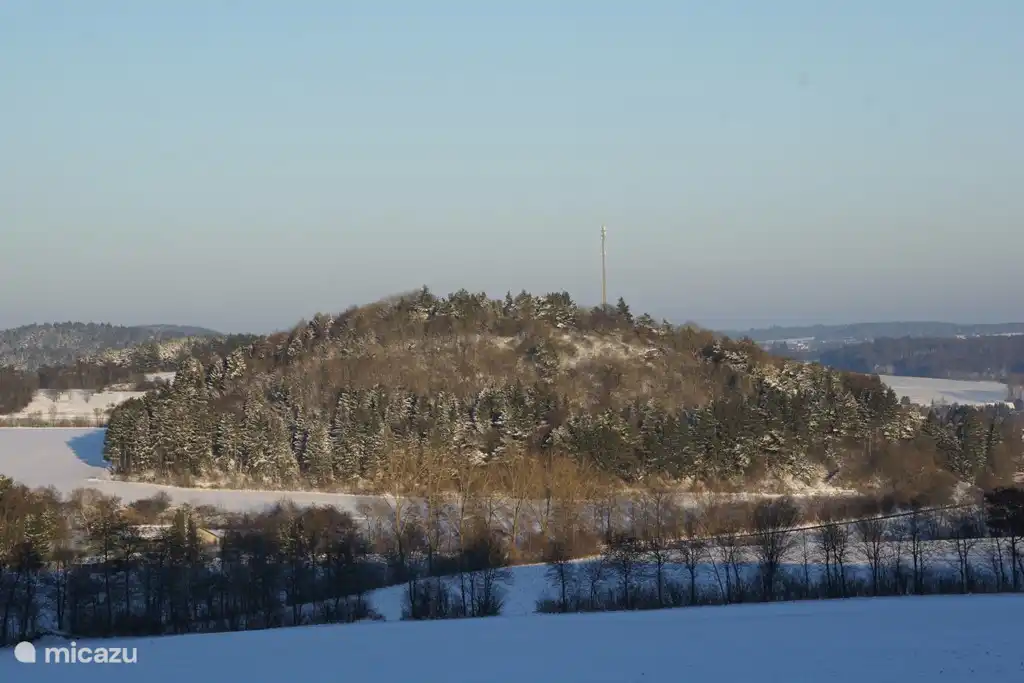 1,5 Meilen von der Hütte ist der Burgberg, hier können Sie sich über einen Weg zu gehen.