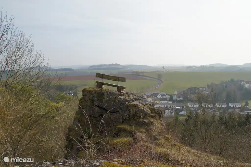 Oben auf dem Burgberg befindet sich dieses Bank zu finden. Wer wagt es, hier zu sitzen?