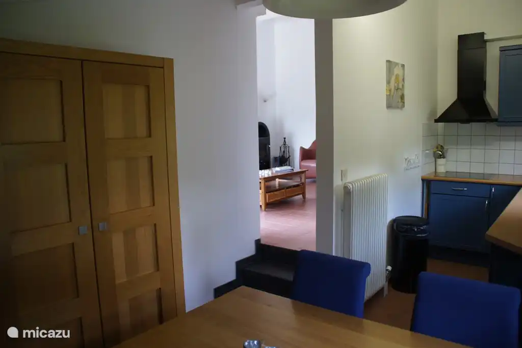 Vom Wohnzimmer mit zwei Sprossen in die Küche.