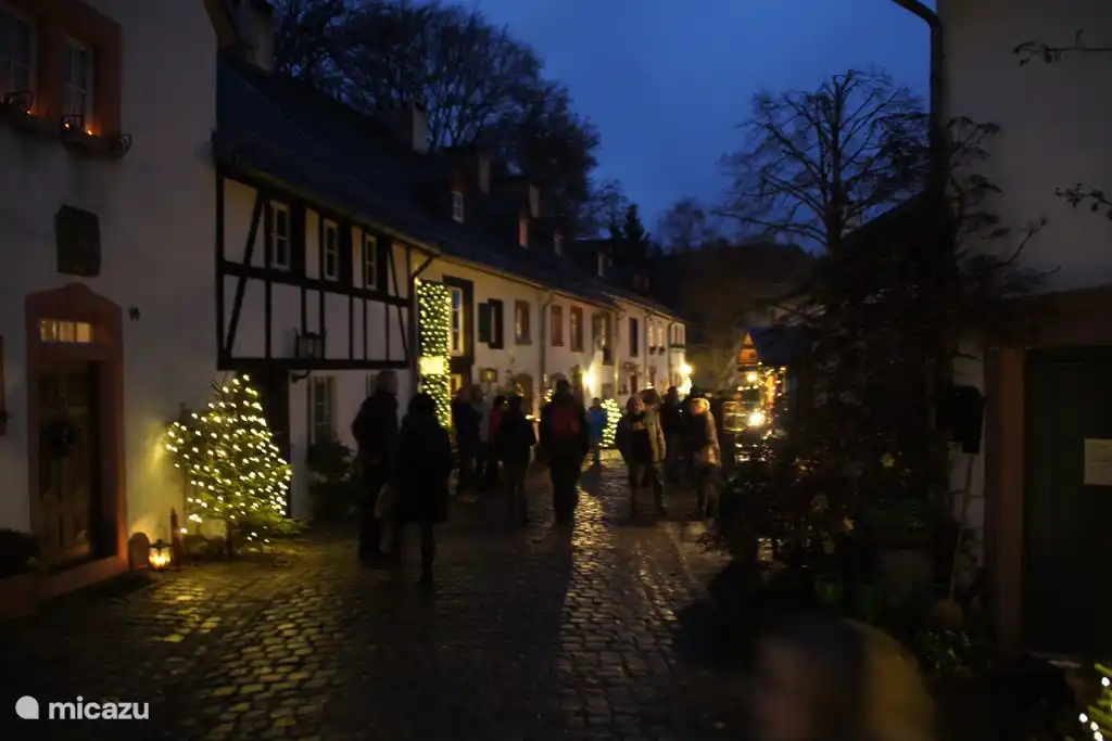 Weihnachtsmärkte im November und Dezember, hier in Kronenburg.