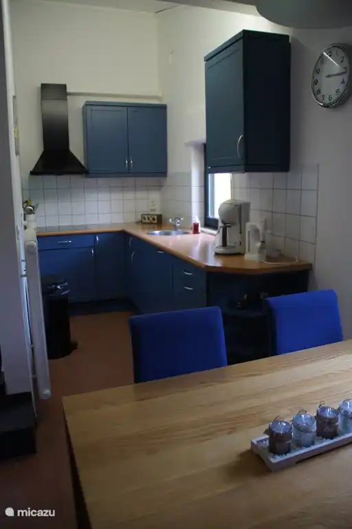 Küche mit Esstisch.