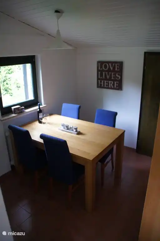 Esstisch mit 4 Stühlen.