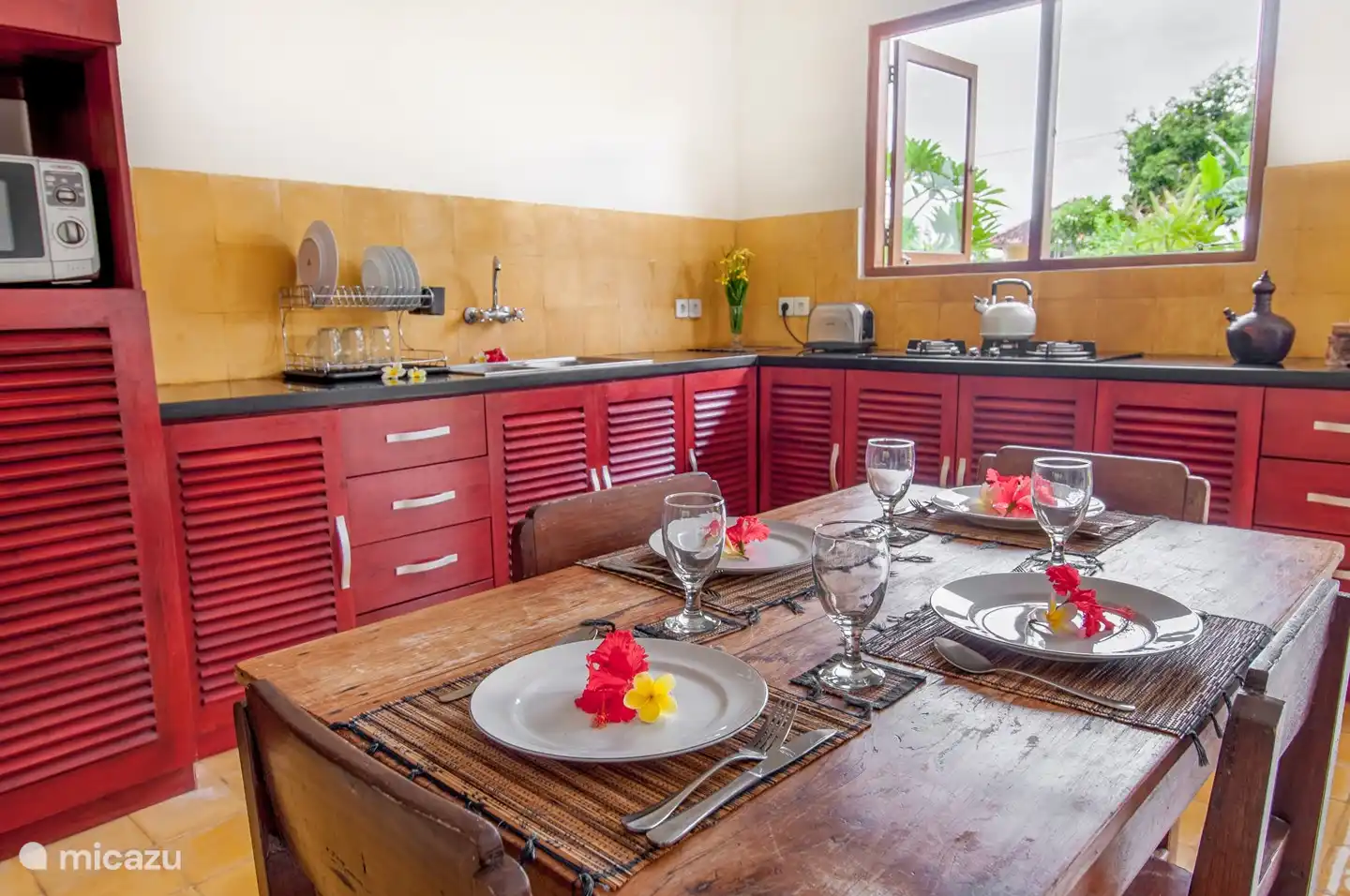 Die Küche hat einen Frühstückstisch