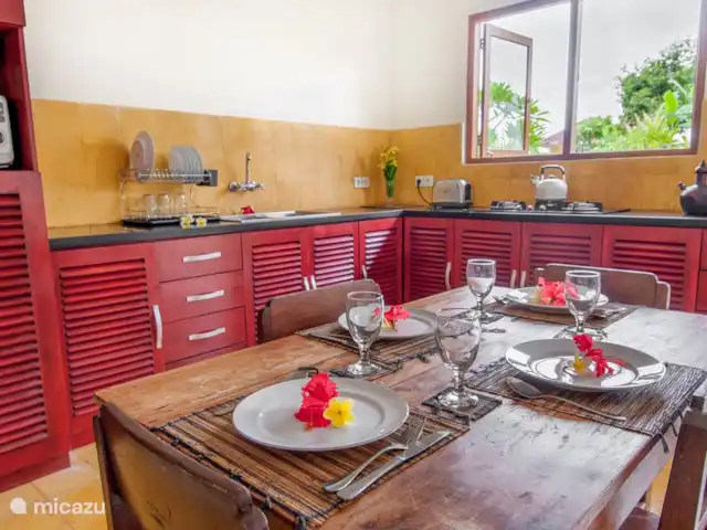 Location de Vacances Indonésie, Bali, Lovina, villa - Villa absolue face à la plage La cuisine a une table de petit déjeuner