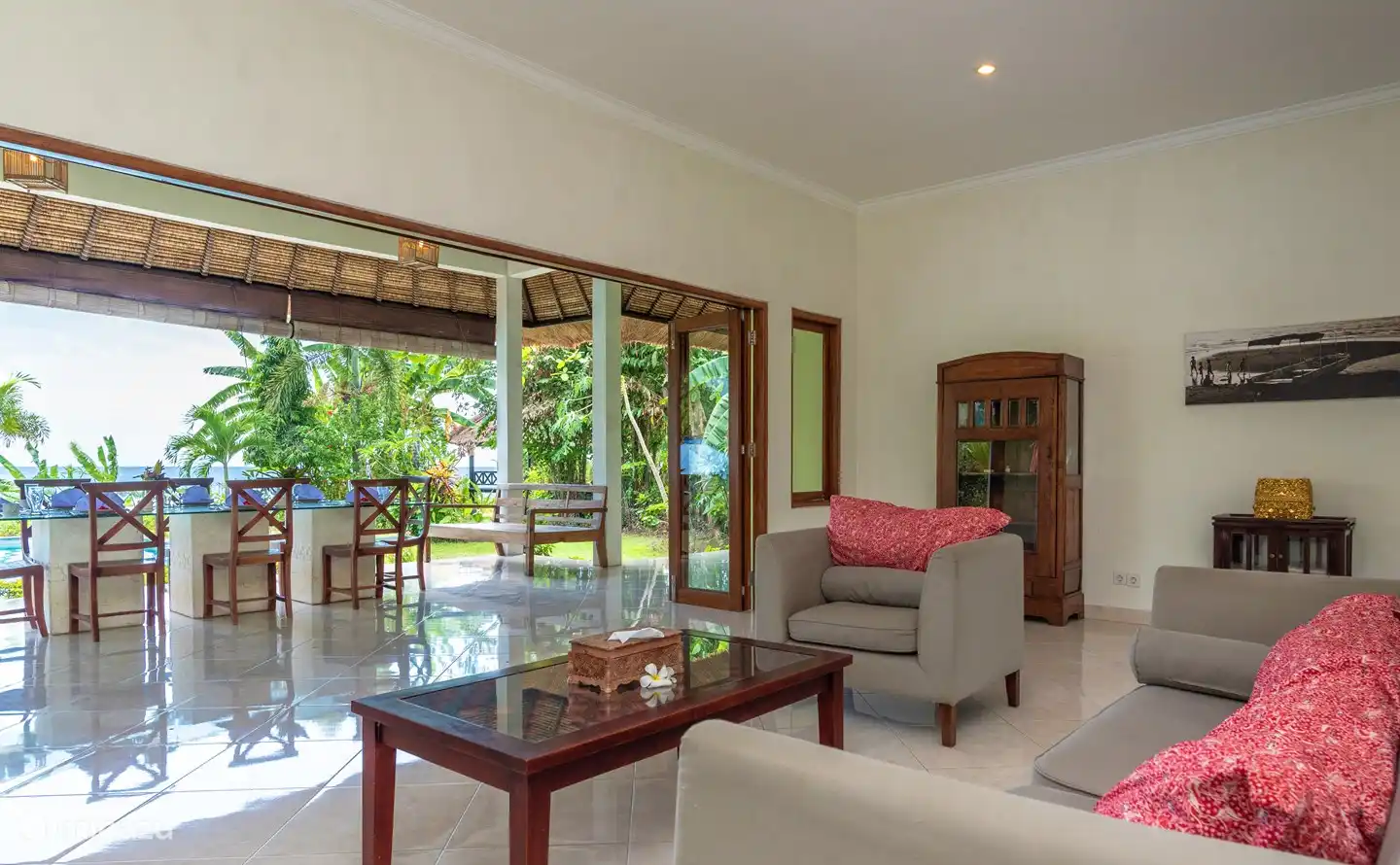 Der große Esstisch befindet sich auf der Veranda und am Pool