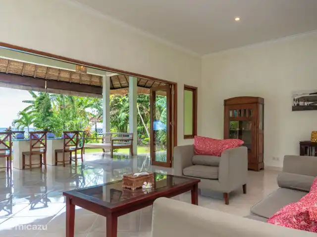 Location de Vacances Indonésie, Bali, Lovina, villa - Villa absolue face à la plage La grande table à manger est sur la véranda et au bord de la piscine