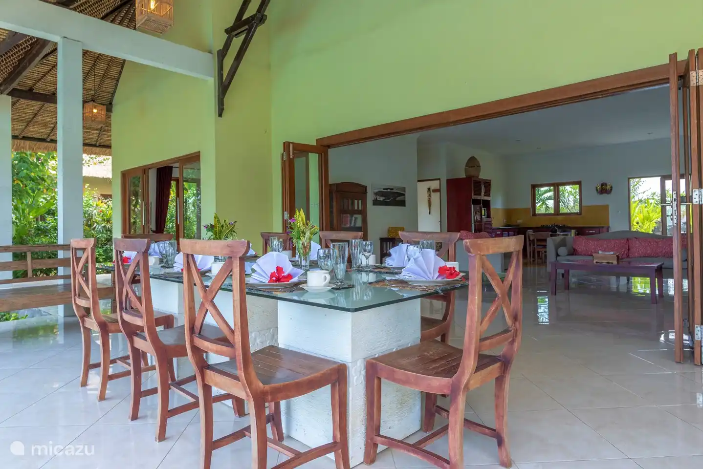 Sie können bequem auf die Veranda gehen, wo sich der Esstisch befindet