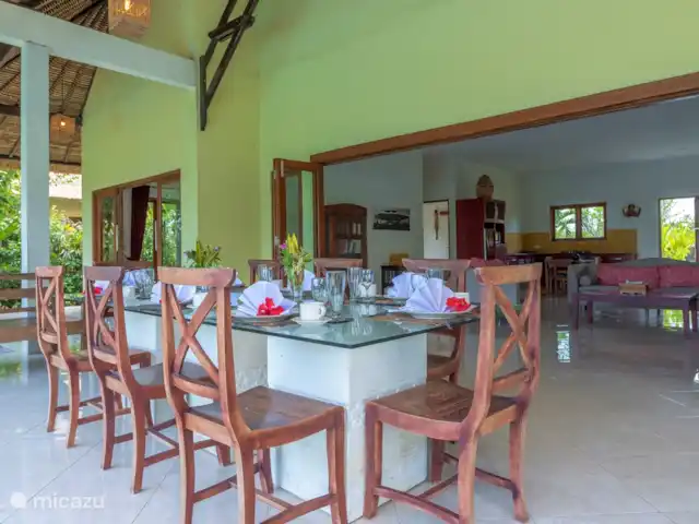 Location de Vacances Indonésie, Bali, Lovina, villa - Villa absolue face à la plage Vous pouvez facilement entrer et sortir de la véranda où se trouve la table à manger