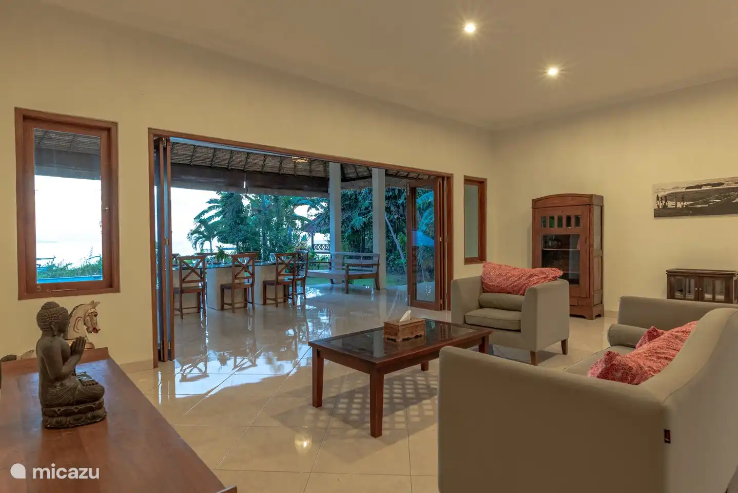 Sie können bequem auf die Veranda gehen, wo sich der Esstisch befindet