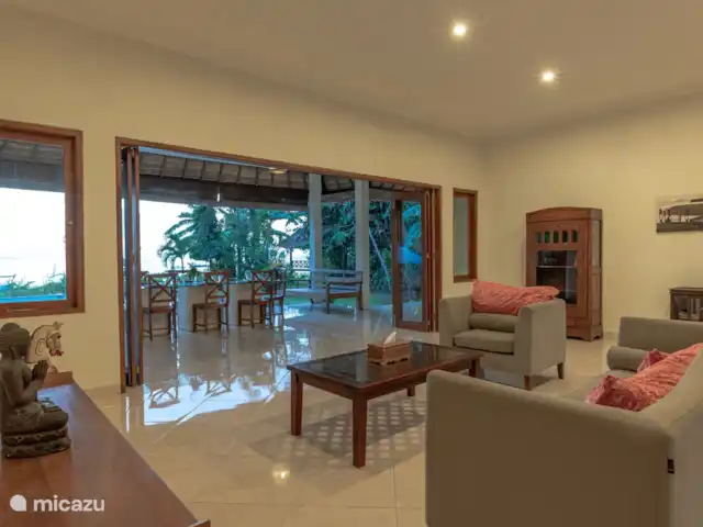 Location de Vacances Indonésie, Bali, Lovina, villa - Villa absolue face à la plage Vous pouvez facilement entrer et sortir de la véranda où se trouve la table à manger