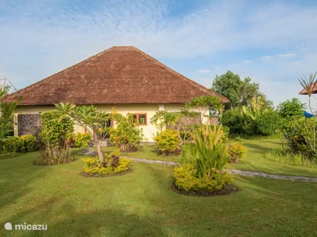 Location de Vacances Indonésie, Bali, Lovina, villa - Villa absolue face à la plage Arrière avec les salles de bains ouvertes. Chaque chambre a sa propre salle de bain.