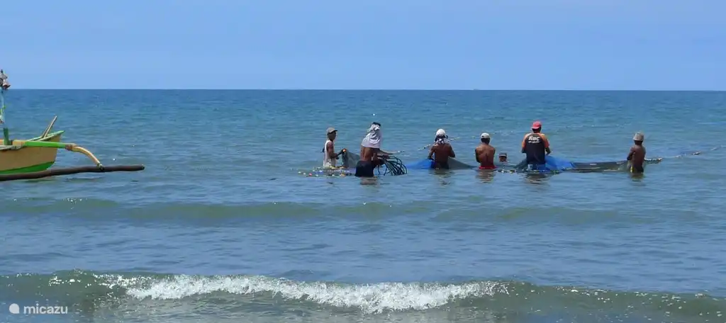 Fischer im Meer vor den Villen