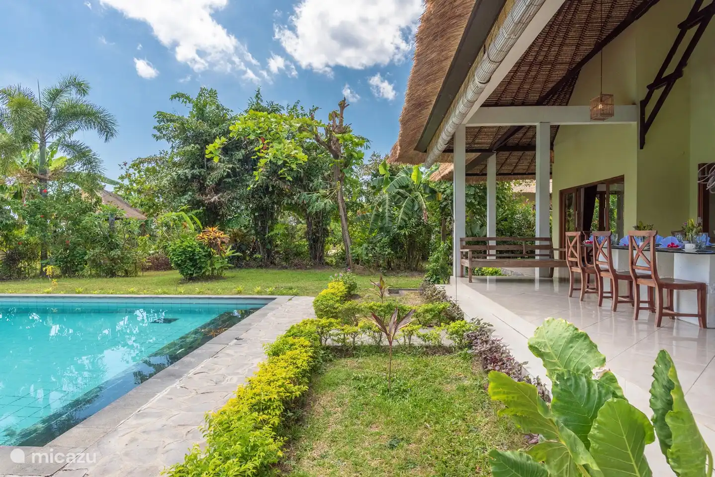 Der Pool vor dem Haus