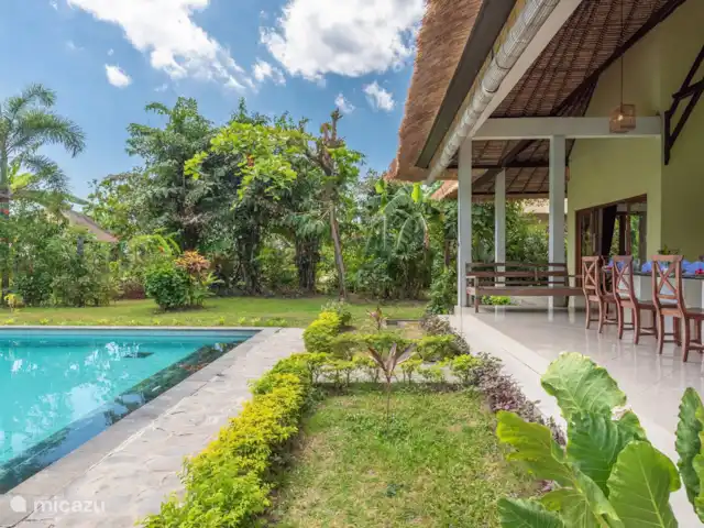 Location de Vacances Indonésie, Bali, Lovina, villa - Villa absolue face à la plage La piscine devant la maison
