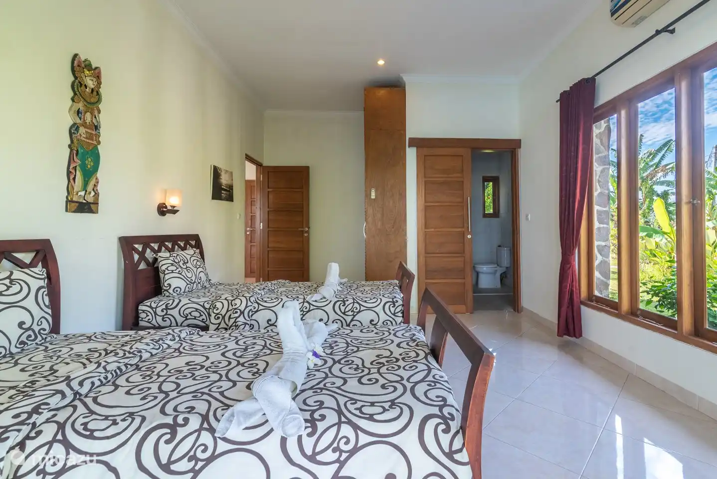 Ein Schlafzimmer hat zwei breite Einzelbetten