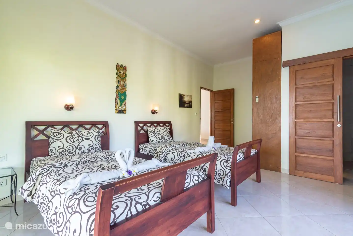 Ein Schlafzimmer hat zwei breite Einzelbetten